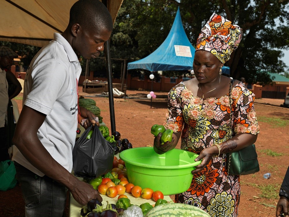 Producers and traders selling goods at local markets. ©ITC/Peter Caton