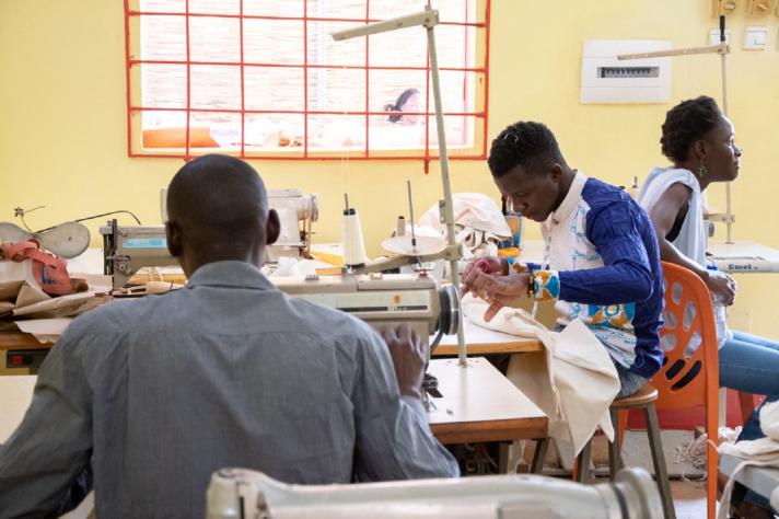 Les Burkinabè de retour participant à la formation en couture en atelier Les Burkinabè de retour participant à la formation en couture en atelier