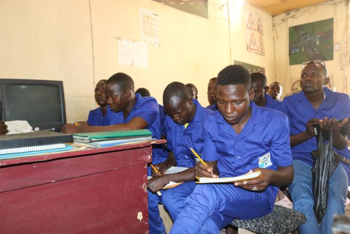 Jeunes apprenant le code de la route dans le cadre de leur formation de chauffeur-mécanicien à Zinder