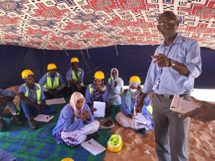 A Tiguint, en Mauritanie, les 120 stagiaires de Promopêche réhabilitent la piste reliant le village des pêcheurs de Legweïchich