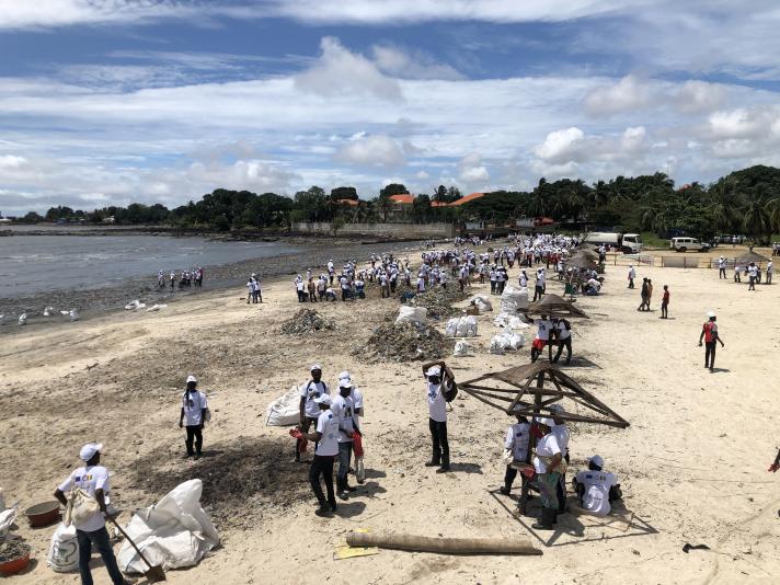 En Guinée, les partenaires du FFU s’associent à 600 volontaires pour nettoyer la plage Bénarès de Conakry
