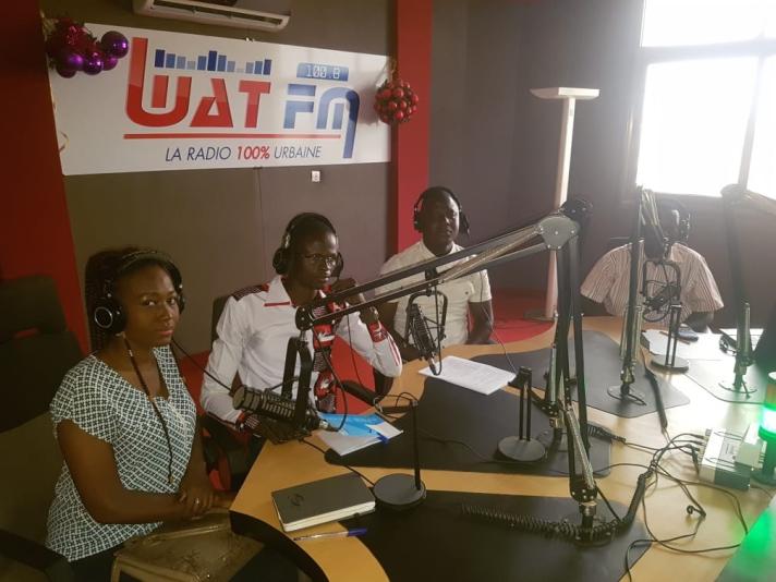 En Afrique de l'Ouest, les jeunes participent à des émissions radiophoniques pour sensibiliser les communautés au Covid-19 En Afrique de l'Ouest, les jeunes participent à des émissions radiophoniques pour sensibiliser les communautés au Covid-19
