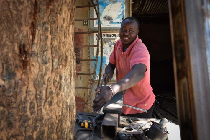 Alou a travaillé plusieurs années comme ouvrier dans divers ateliers de ferronnerie, dans des conditions précaires. En 2018, son rêve de devenir son propre patron a pu voir le jour.