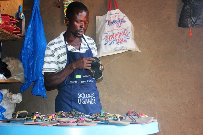 In 45 minutes, Emmanuel Logworong creates a beautiful pair of sandal © Tumuhairwe Diana Sharone/GIZ