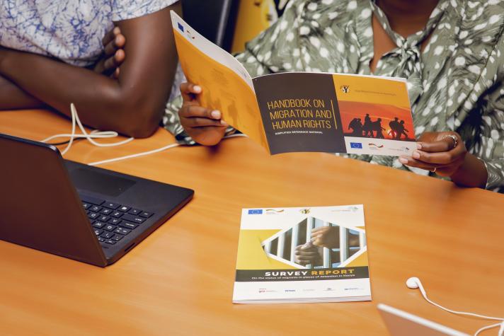 The KNCHR produced a study about violations against victims of trafficking in detention and material to create public awareness on migrant’s rights ©GIZ/Light in Captivity