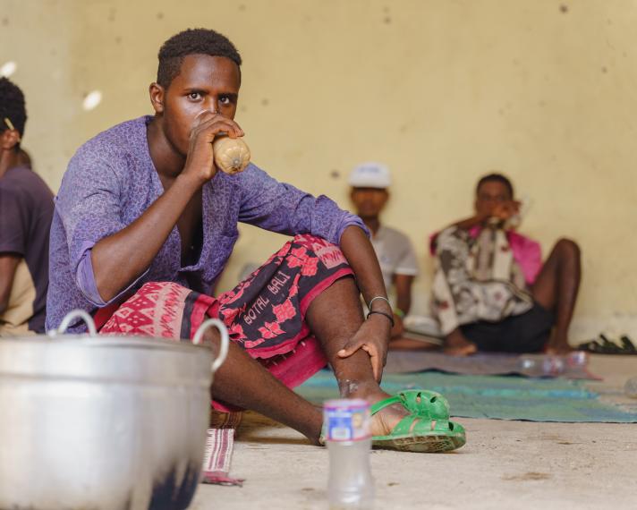 Au foyer de l’association Gar Gar, les migrantꞏeꞏavec recoivent de la nourriture, de l’eau, des vêtements, des produits d’hygiène, des couchages et des moustiquaires © GIZ/Omar Saad