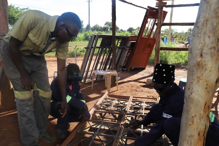 Abuyi mentors youth in metal welding at his workshop ©Enabel Uganda
