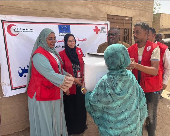 Distribution of non-food items to refugees and IDPs by the SRCS Secretary General (in black) in River Nile State ©Danish Red Cross