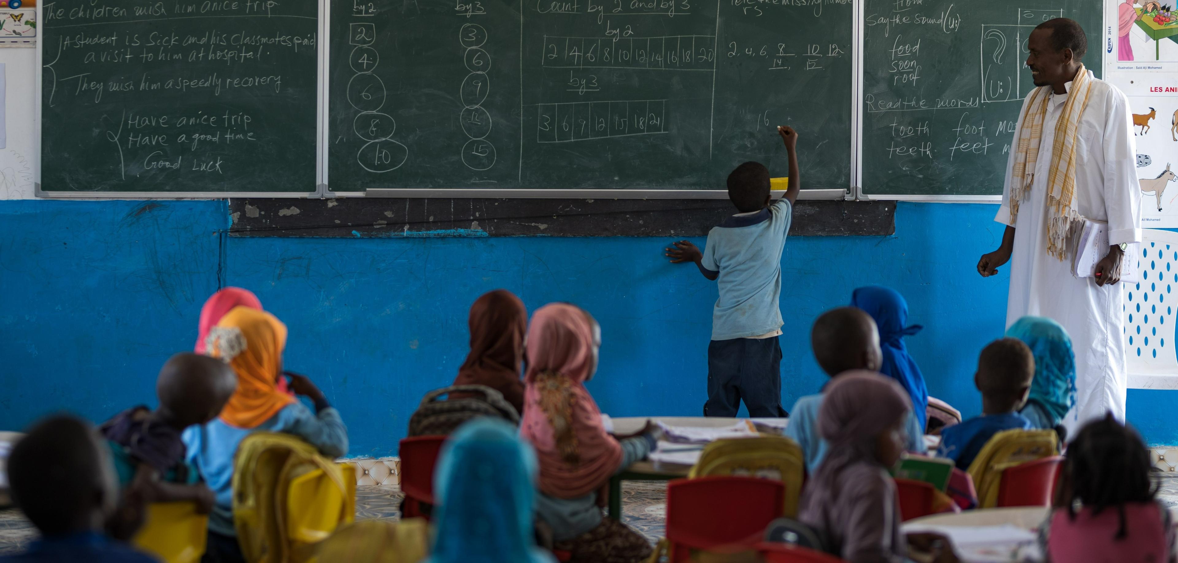 Un enseignant au travail dans le camp de réfugiés d’Ali Addehm, Djibouti
