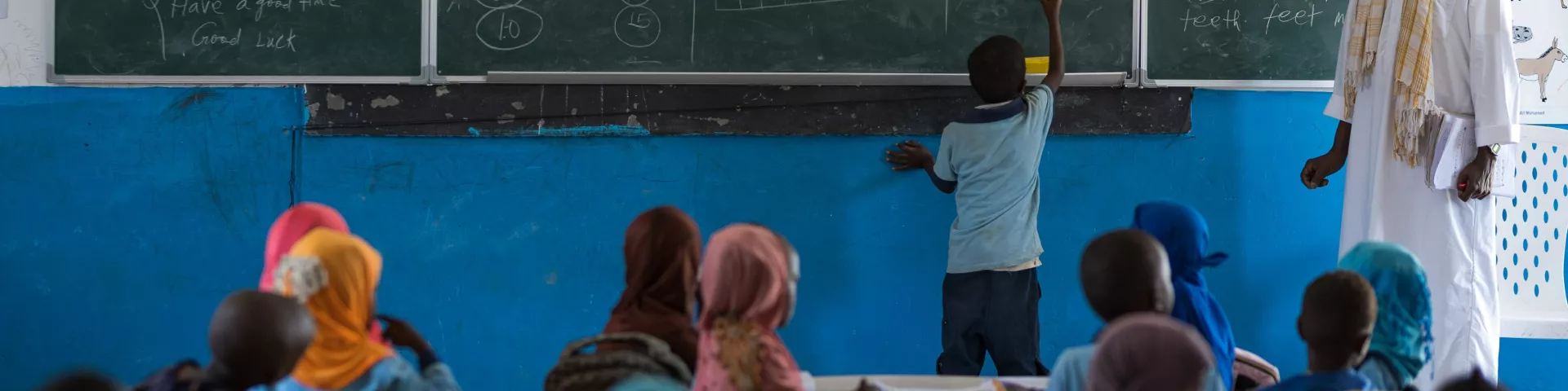 Un enseignant au travail dans le camp de réfugiés d’Ali Addehm, Djibouti