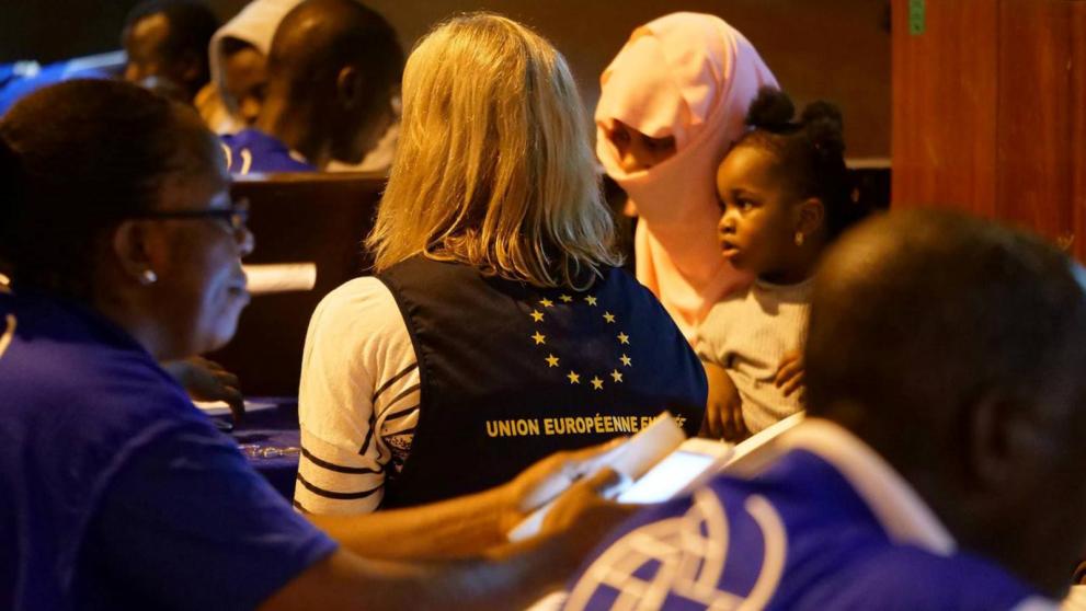 Des migrants de retour de Libye sont accueillis par l'UE et l'OIM