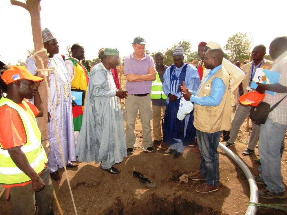 Le chef du projet Presec explique lévolution de construction de puits maraicher