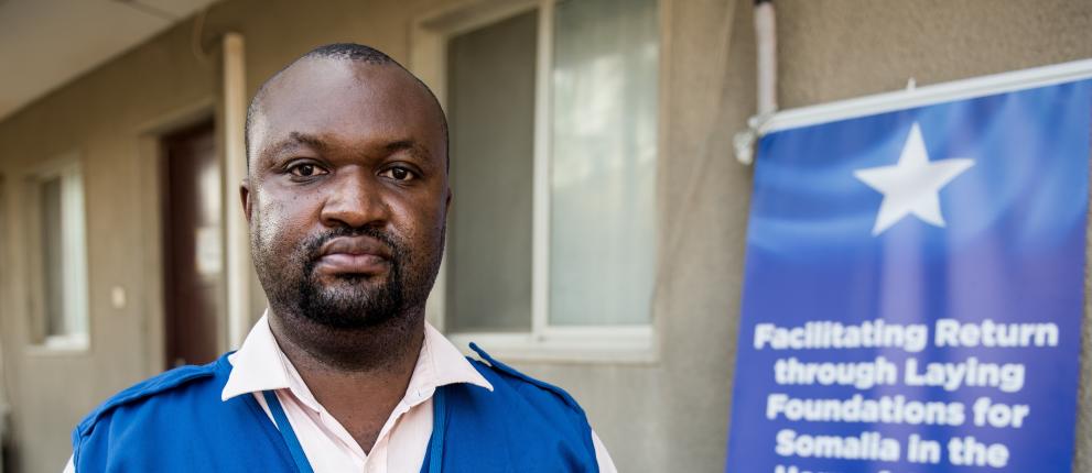 Ben Mbaura, IOM staff member, explains the project "Facilitating Sustainable Return Through Laying Foundations for Somalia in the Horn of Africa” - @IOM Somalia/Christian Jepsen