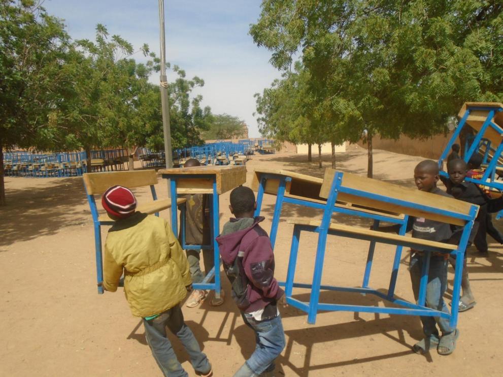 Transport de tables dans les classes, Commune de Taboye