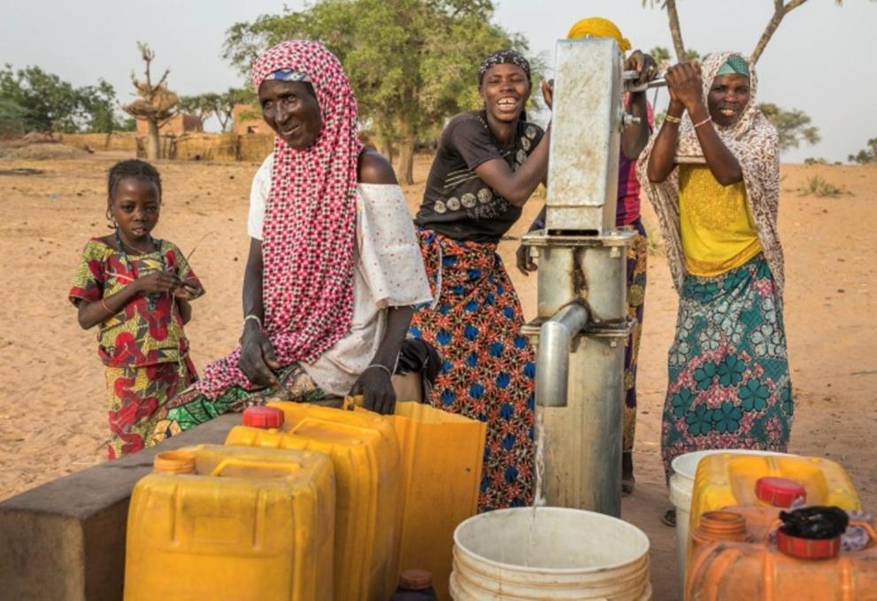 Femmes de la commune de Kantché en train de pomper de l'eau potable