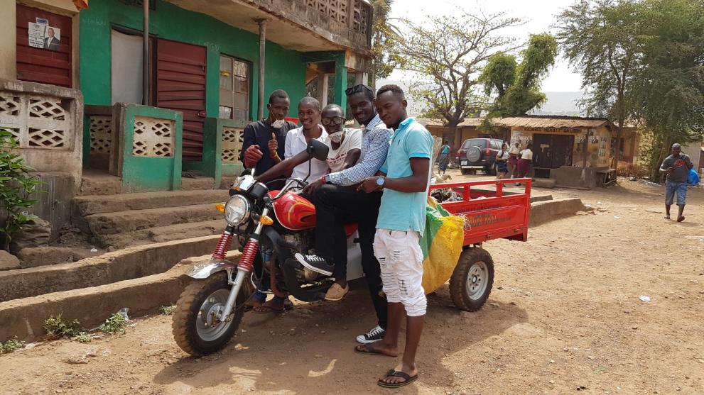 Smart et son groupe posant fièrement avec un de leurs tricycles