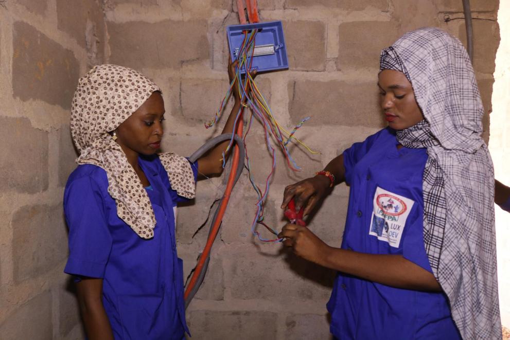 Formation en électricité au CFM de Matameye. Deux jeunes femmes ont choisi cette filière parmi les 15 apprenants du groupe.