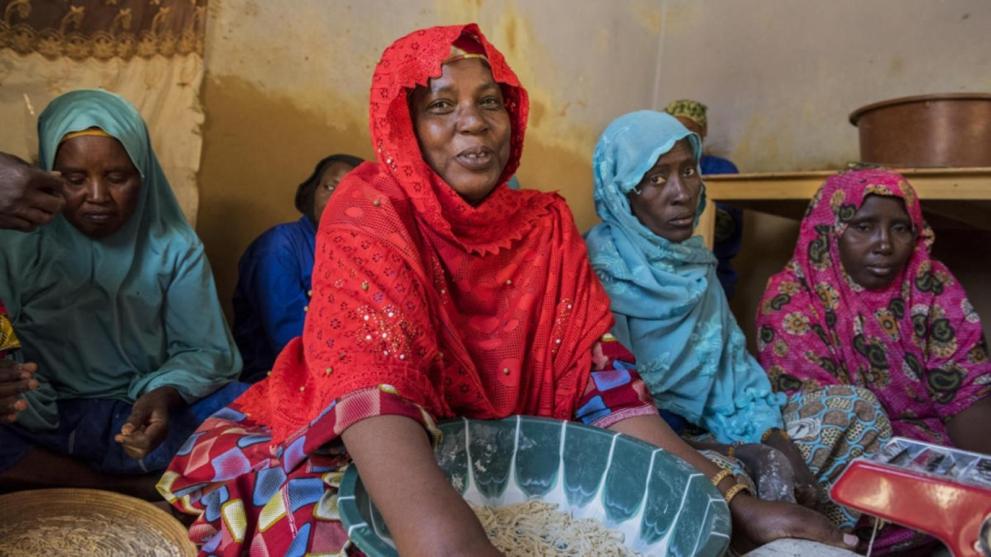 Mariam Souleye Maiga (en rouge) avec un groupe d’anciennes réfugiées Mariam Souleye Maiga (en rouge) avec un groupe d’anciennes réfugiées