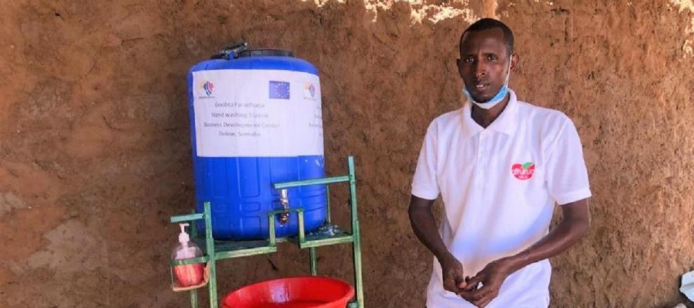 Abdikadir Adan in the process of making a handwashing station. Dollow, Somalia. April 2020.