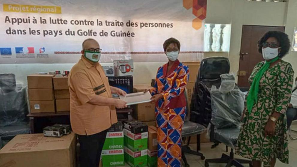 Au Côte d'Ivoire, le Ministère de la Solidarité reçoit des équipements pour lutter contre la traite des personnes