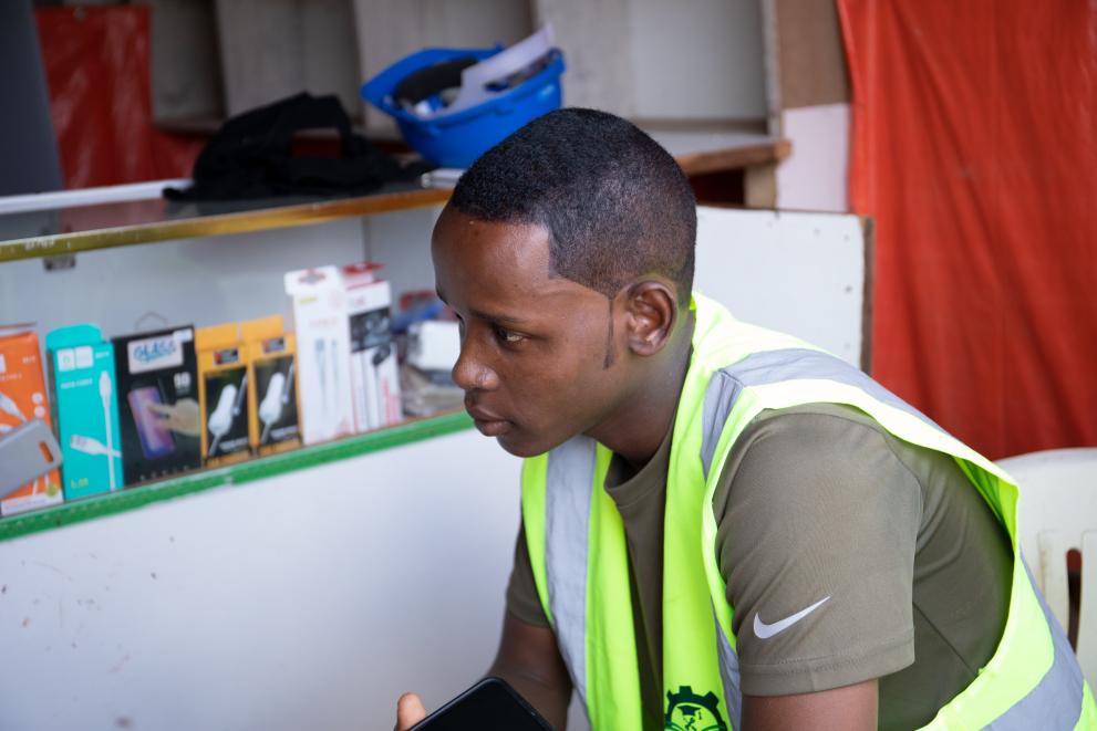 Abdikani Hussein Ali took a leap and seized the opportunity to open a mobile repair shop in Afgoye, Somalia ©DRC