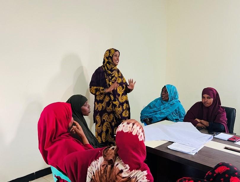 Ubah Hassan addressing women in her saving group ©Elman Peace/Zamzam Ahmed
