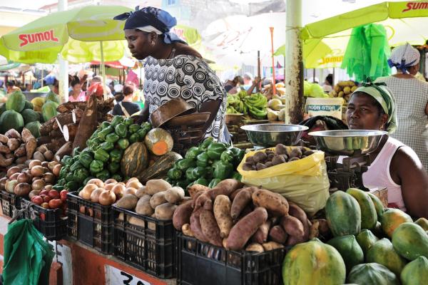 Marchande de pommes de terre et manioc