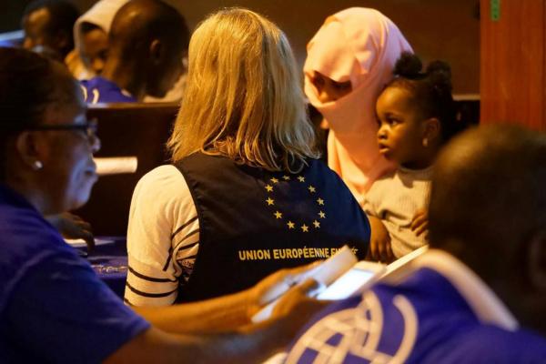 Des migrants de retour de Libye sont accueillis par l'UE et l'OIM
