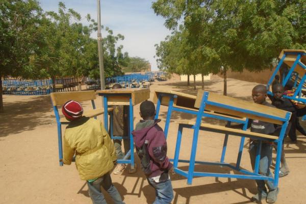 Transport de tables dans les classes, Commune de Taboye