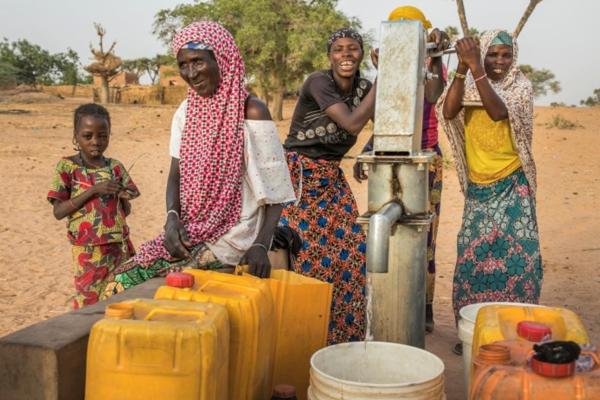 Femmes de la commune de Kantché en train de pomper de l'eau potable