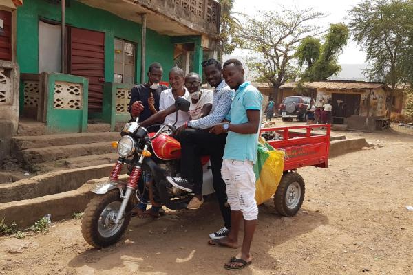 Smart et son groupe posant fièrement avec un de leurs tricycles