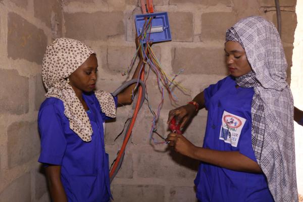Formation en électricité au CFM de Matameye. Deux jeunes femmes ont choisi cette filière parmi les 15 apprenants du groupe.