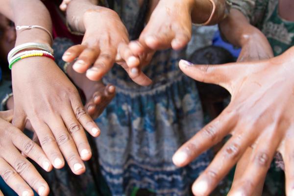 For Hanna (23), like many other migrants before her, this dream did not work out as she had imagined.