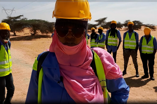 A Tiguint, en Mauritanie, les 120 stagiaires de Promopêche réhabilitent la piste reliant le village des pêcheurs de Legweïchich