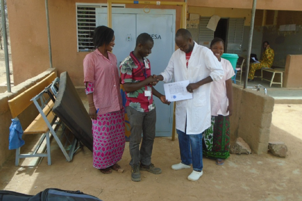 Au Burkina Faso, les patientes accueillent avec grand enthousiasme les efforts d’amélioration des services de santé appuyés par le FFU