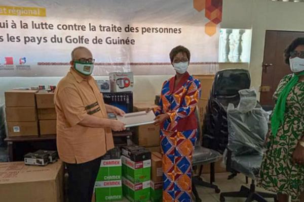 Au Côte d'Ivoire, le Ministère de la Solidarité reçoit des équipements pour lutter contre la traite des personnes