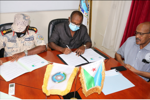 Saleban Omar Oudin (center), the President of the Djiboutian Human Rights Commission (CNDH) signs the agreement about the cooperation with the coast guards in the field of migration