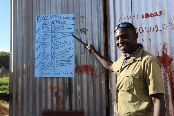 Abuyi Talibu mentors youth from refugee and host communities in metal welding at his workshop in Yumbe District ©Enabel Uganda