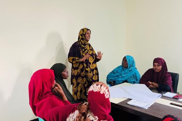 Ubah Hassan addressing women in her saving group ©Elman Peace/Zamzam Ahmed