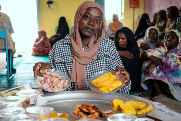 Mawanda while working with the community ©WFP/Abubakar Garelnabei